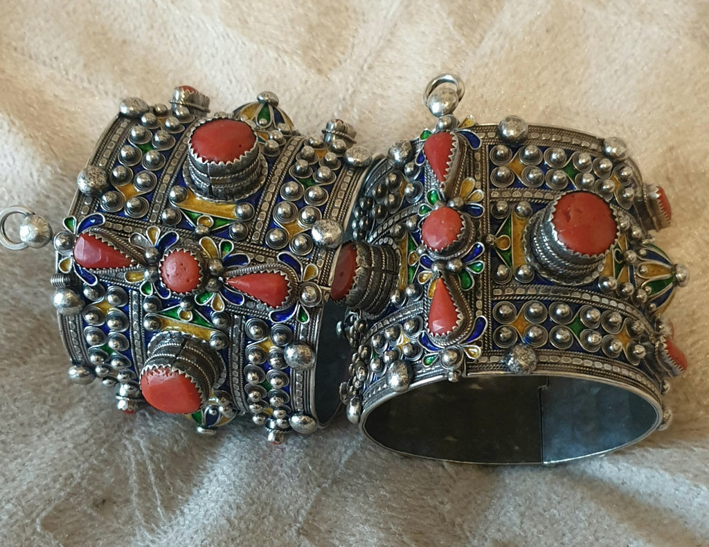 Vintage Moroccan Kabyle/berber Colourful Enamelled Hinged Cuff Bracelet/  Box - Etsy UK | Stamped silver, Bracelet box, Pretty bracelets