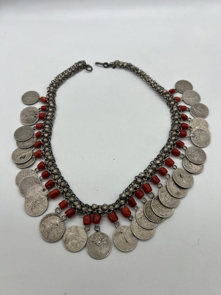 Un collier avec des pièces franc français en argent et corail