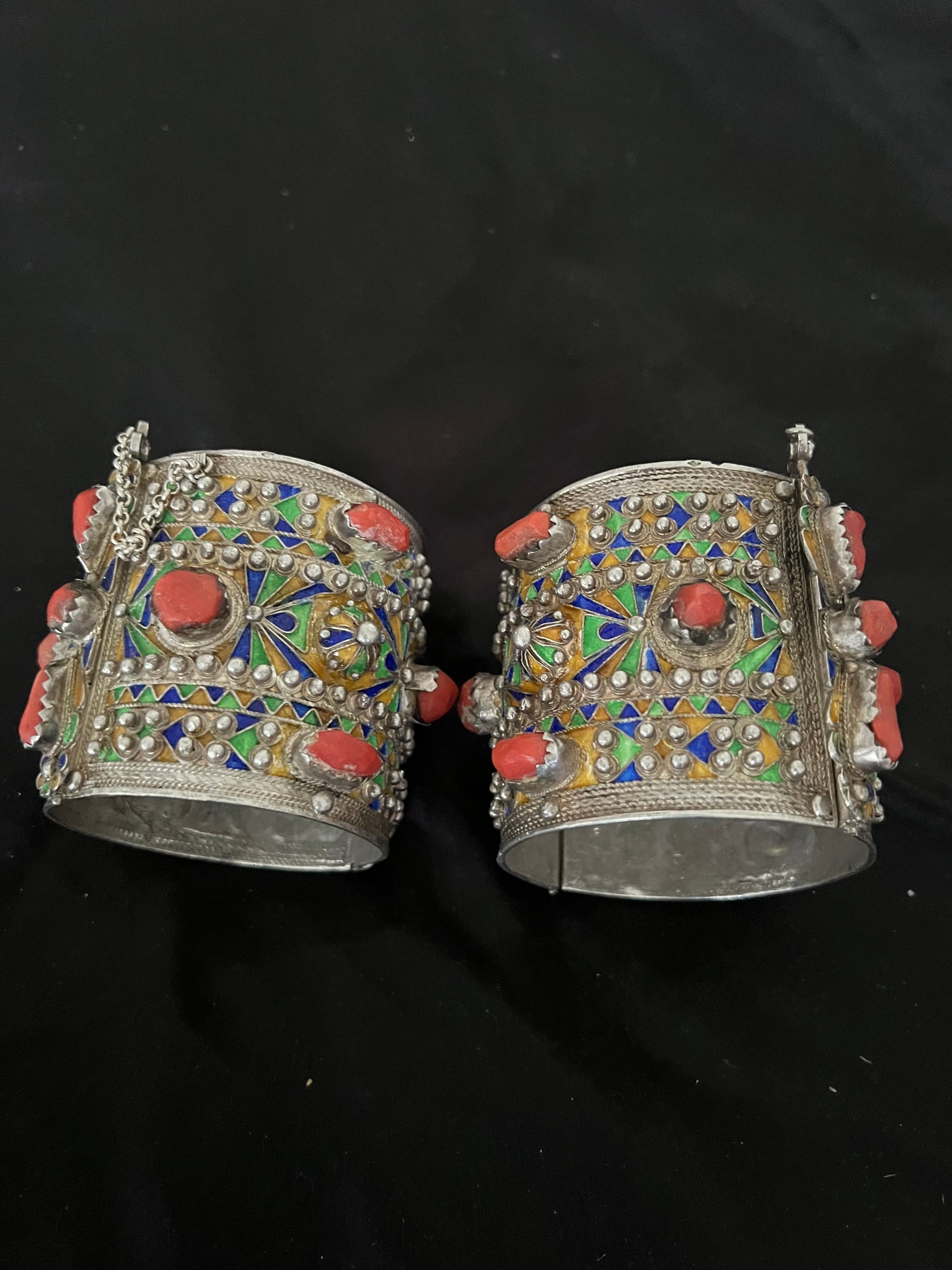 Une paire de bracelet imechloukhen en argent et corail